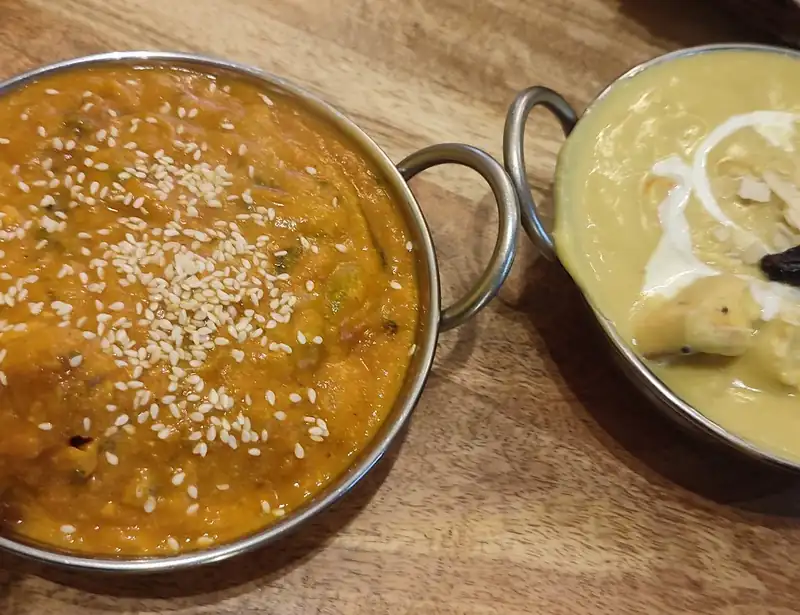 Dwa curry w metalowych miseczkach