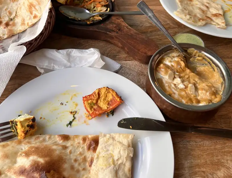 Naan, samosy i curry na drewnianym stole