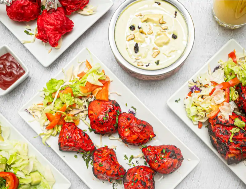 Talerze z kurczakiem z tandooru, sałatką i sosami
