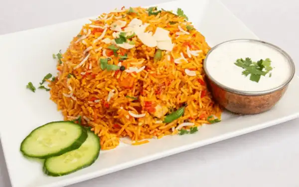 Biryani z kurczakiem z raitą