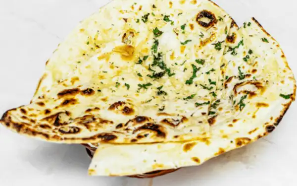 Naan z czosnkiem
