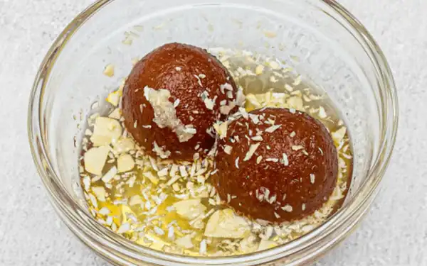 Gulab jamun w syropie