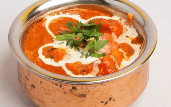 Chicken tikka masala w miedzianej misce
