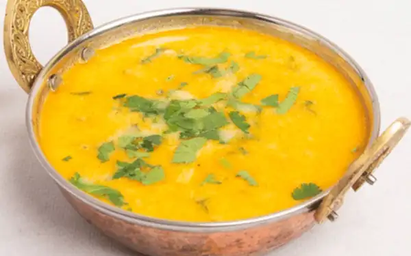 Dal tadka w miedzianej misce